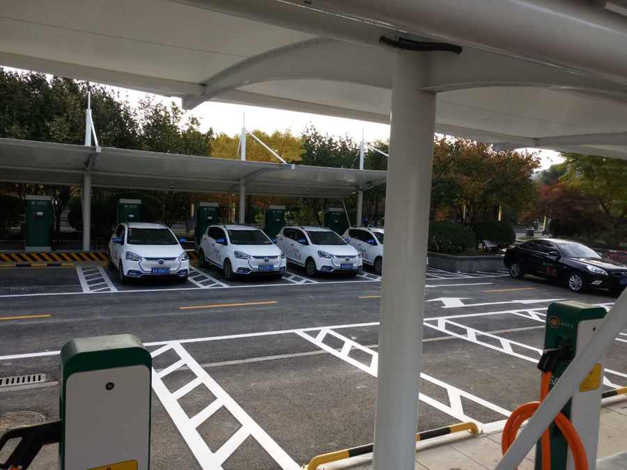 七字型的汽車停車棚，也是汽車蓬里，使用比較多的一款造型