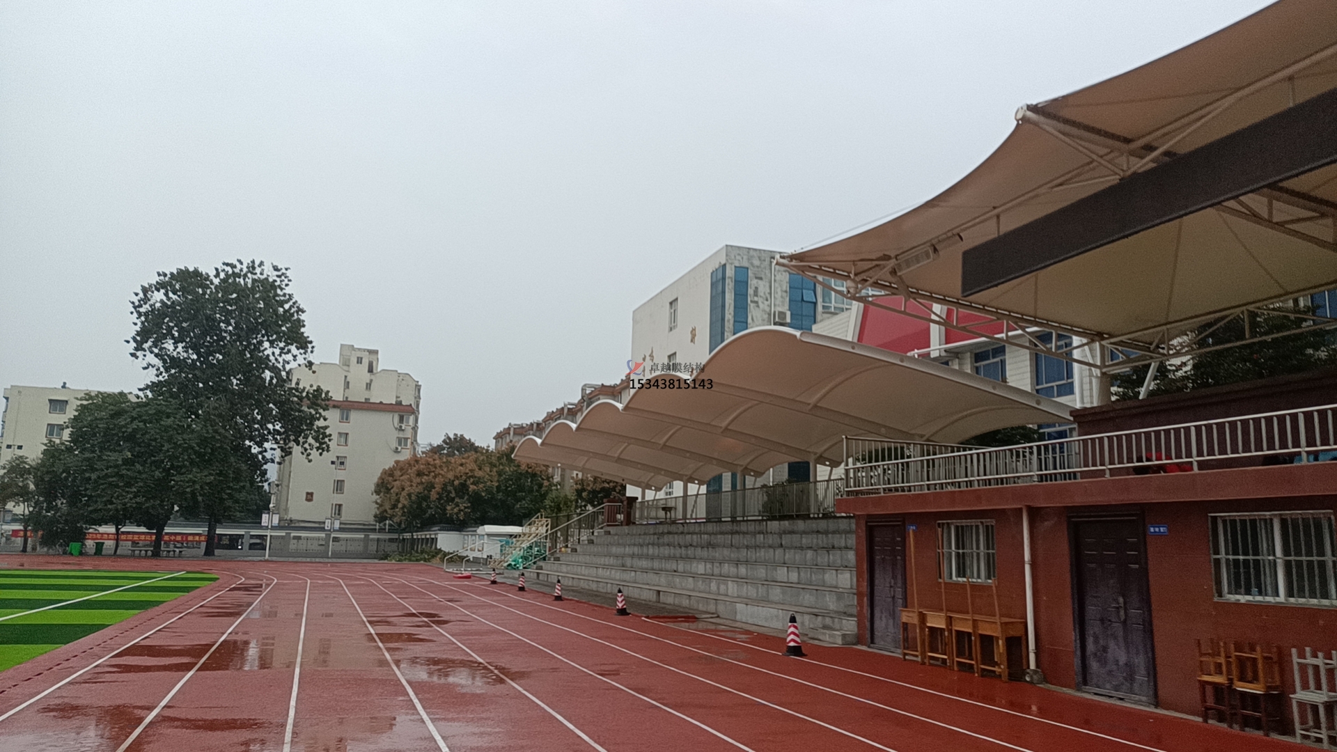 學(xué)校田徑場<font color='red'>膜結(jié)構(gòu)看臺(tái)</font>遮陽棚如何選擇材料？不同材料對其性能有何影響？